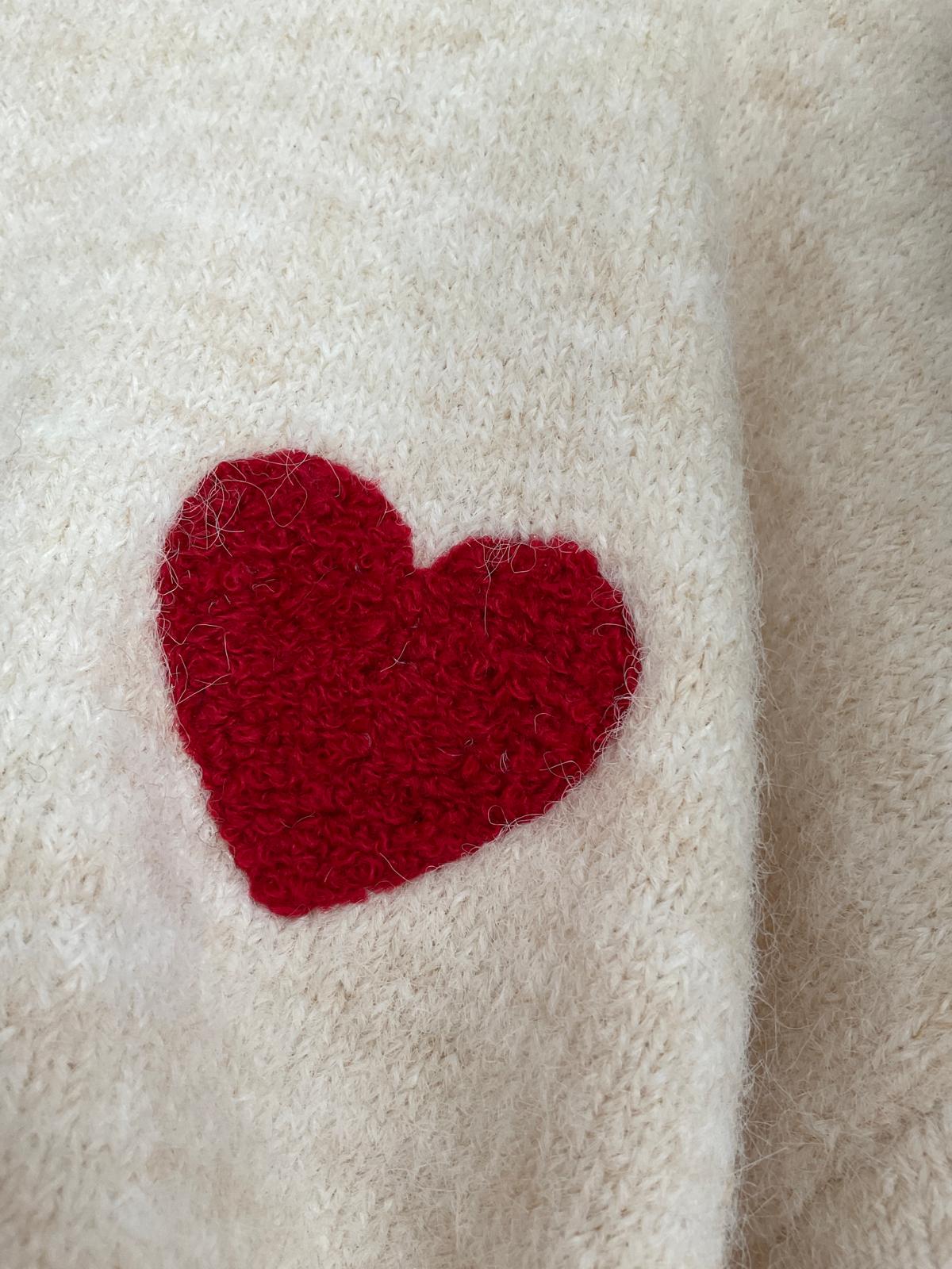 Jersey Amour crema, detalle del corazón rojo