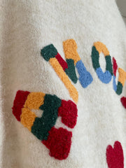 Jersey Amour crema, detalle de las letras multicolor