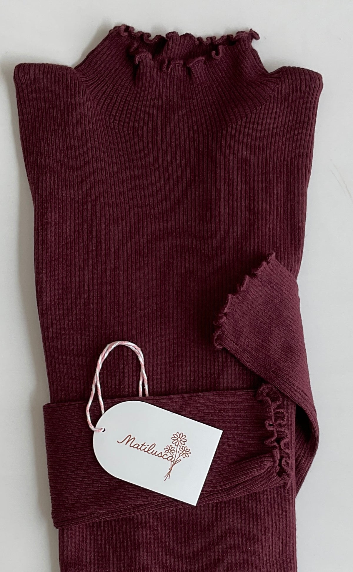 Burdeos | Jersey Básico Ribeteado - detalle del cuello y puños