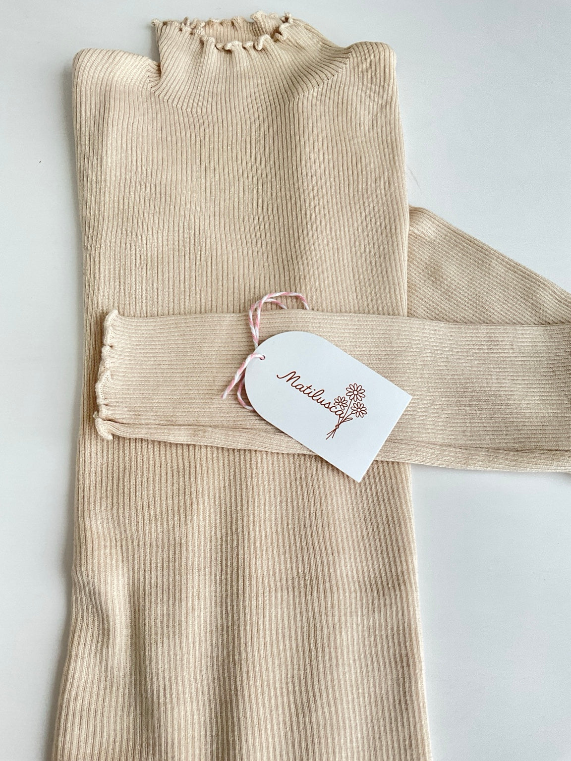 Crema | Jersey Básico Ribeteado - vista de la prenda con detalle de cuello y puños