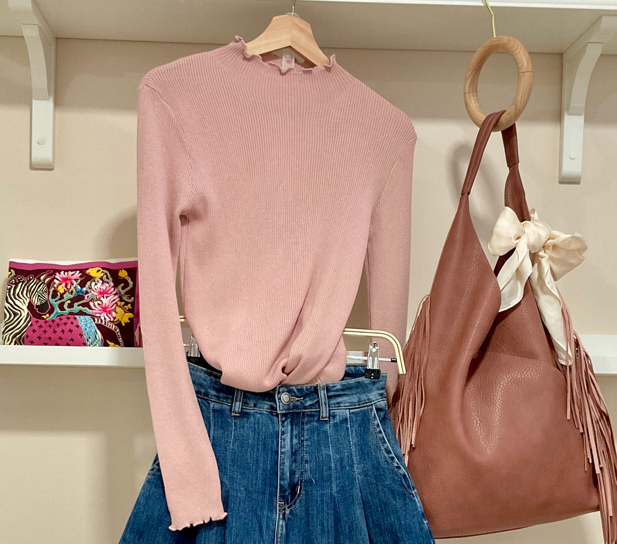 Rosa | Jersey Básico Ribeteado - look frontal con vaquero