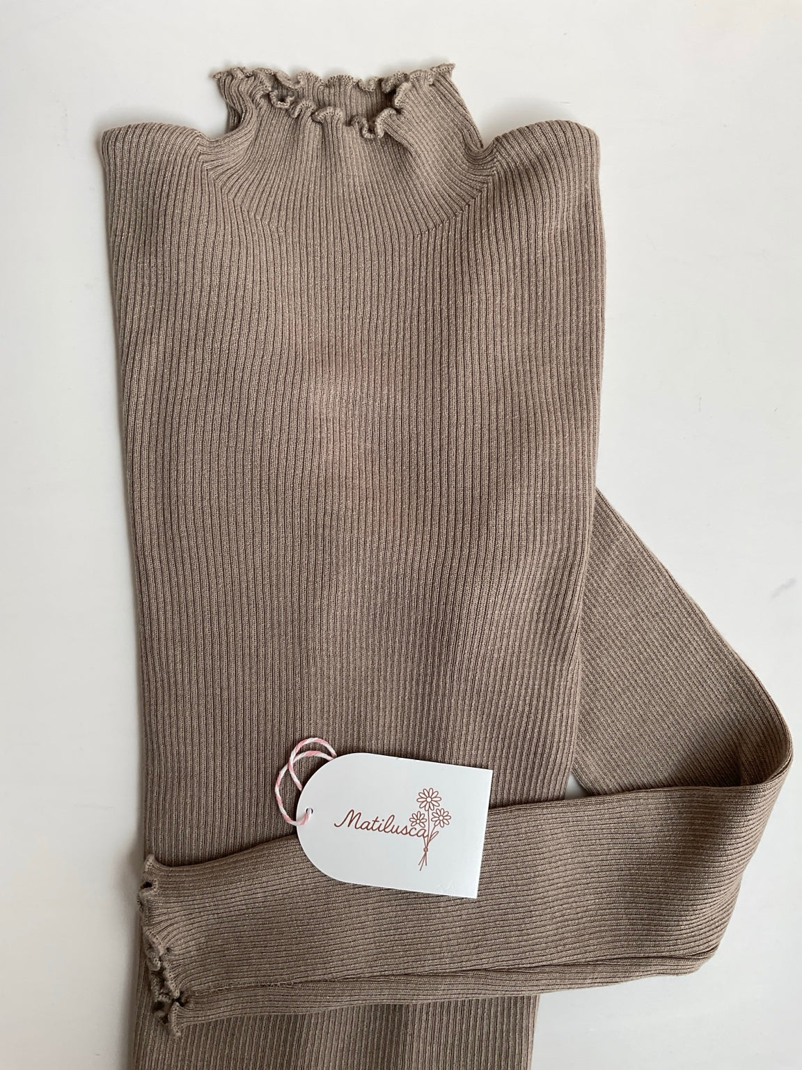 Taupe | Jersey Básico Ribeteado - vista de la prenda con detalle de cuello y puños