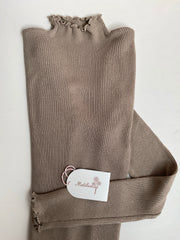 Taupe | Jersey Básico Ribeteado - vista de la prenda con detalle de cuello y puños