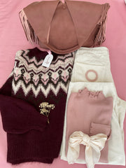 Look de jersey de cenefas burdeos y pana crema