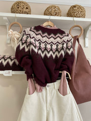 Detalle del jersey de cenefas burdeos con pana crema