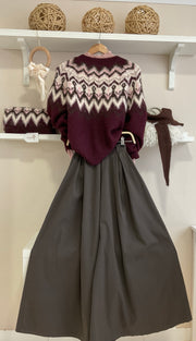 Jersey de cenefas burdeos con pantalón ancho oscuro