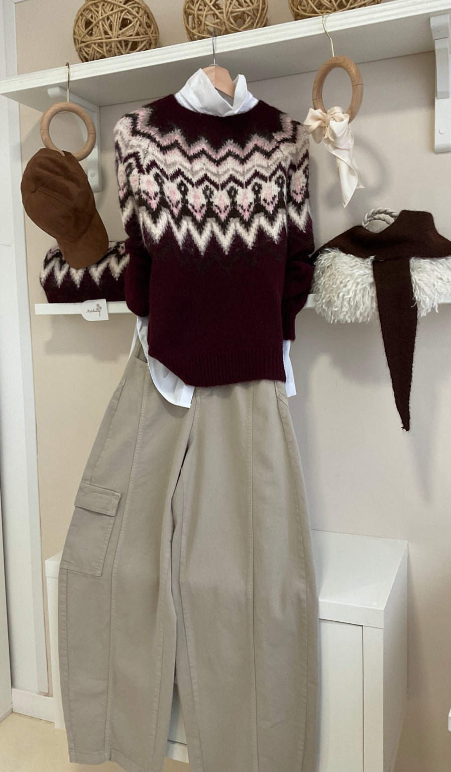 Jersey de cenefas burdeos con pantalón cargo beige