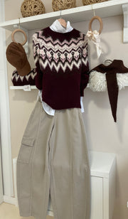 Jersey de cenefas burdeos con pantalón cargo beige