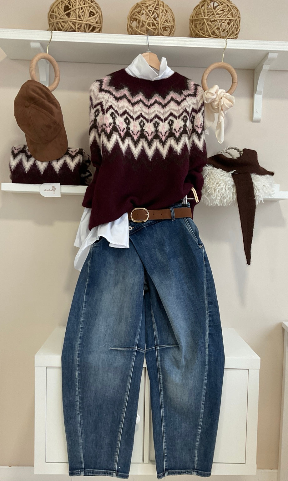 Jersey de cenefas burdeos con vaquero