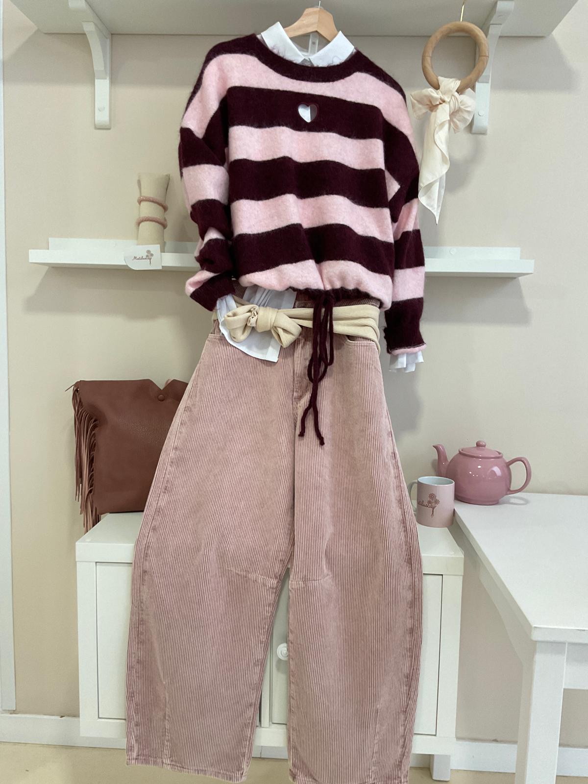Rosa | Pantalón Pana Gruesa, look con Jersey Corazón Calado Burdeos/Rosa