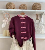 Burdeos | Jersey Cuello Cuadro Vichy - look frontal con pantalón crema