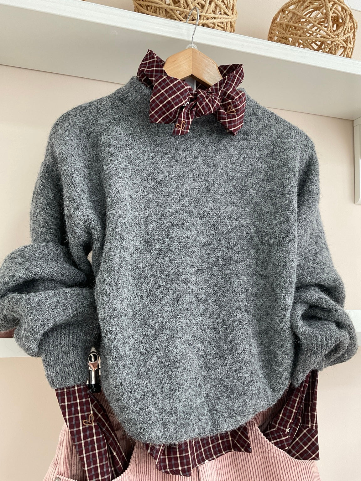 Jersey Laura gris con camisa de cuadros burdeos y pantalón rosa