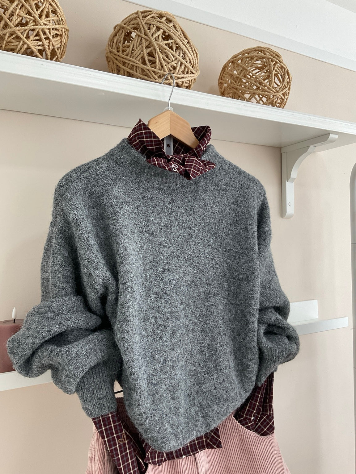 Jersey Laura gris, vista frontal con cuello de cuadros