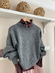 Jersey Laura gris, vista frontal con cuello de cuadros