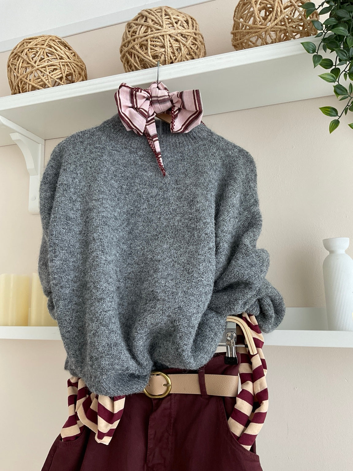 Jersey Laura gris con camisa rosa y pantalón burdeos