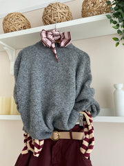Jersey Laura gris con camisa rosa y pantalón burdeos