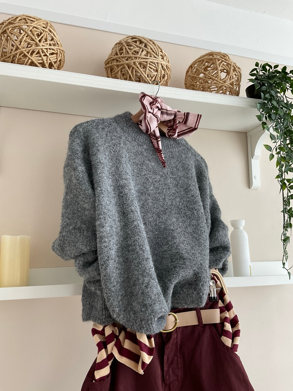 Jersey Laura gris, estilismo burdeos