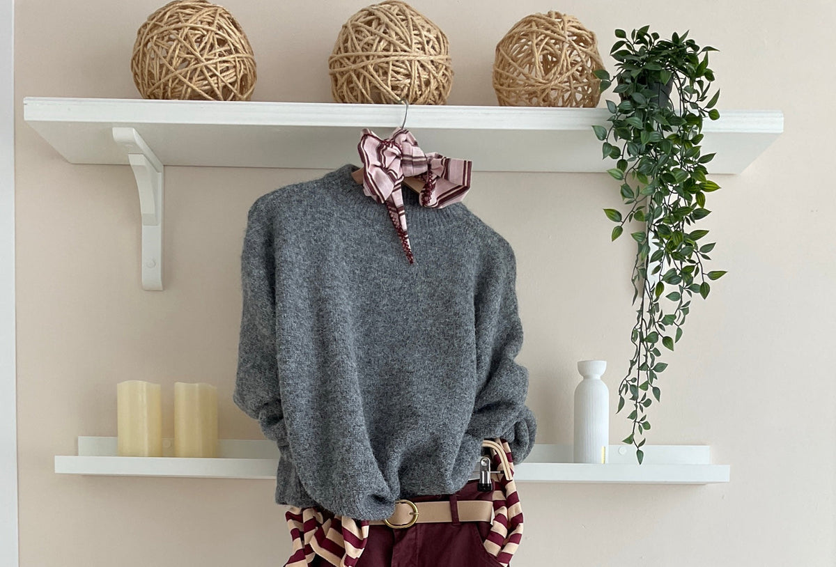 Jersey Laura gris, vista general del look burdeos