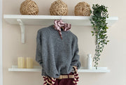 Jersey Laura gris, vista general del look burdeos