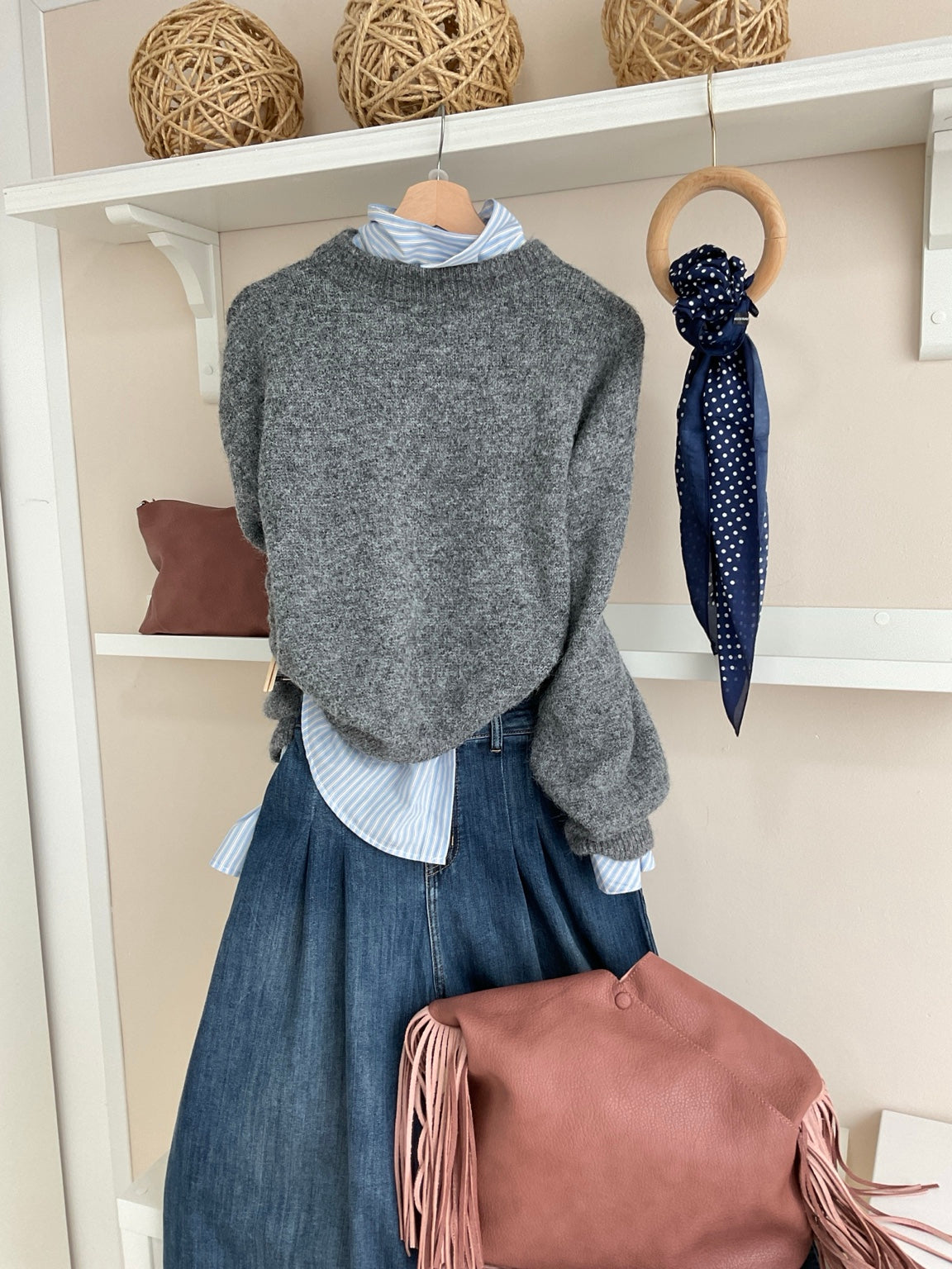 Jersey Laura gris con camisa de rayas azules y vaqueros