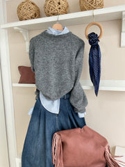 Jersey Laura gris con camisa de rayas azules y vaqueros