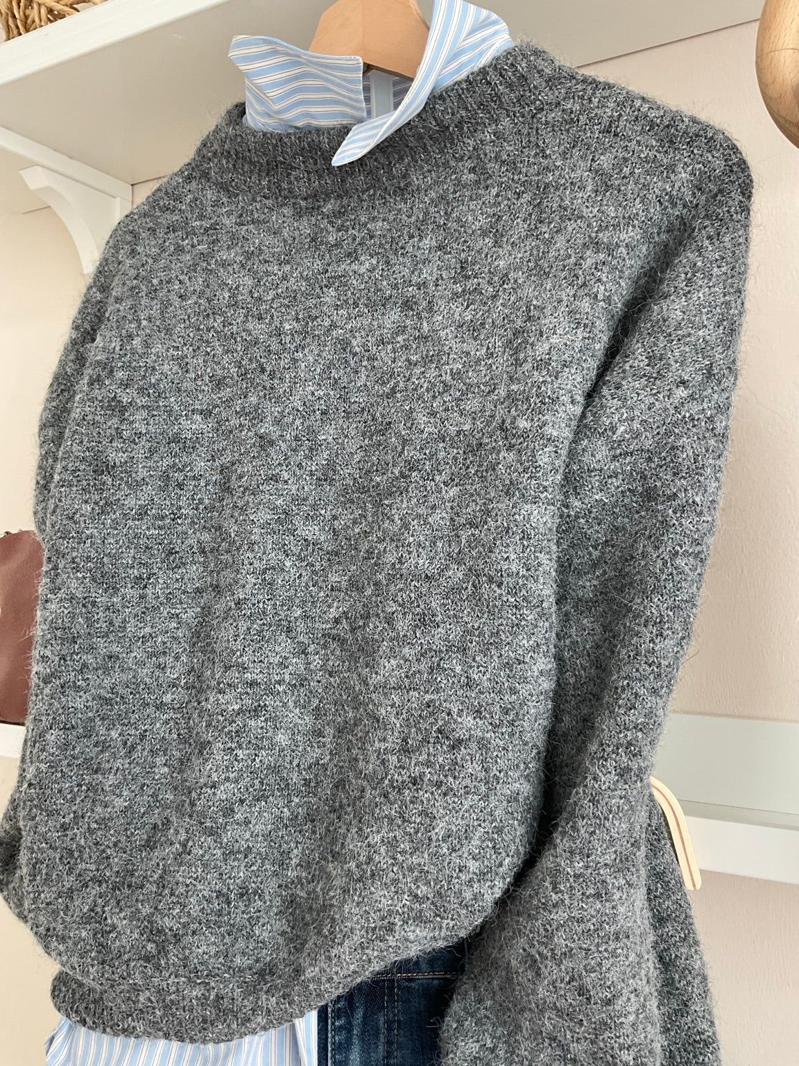 Jersey Laura gris, detalle frontal de textura