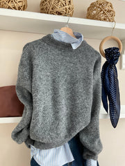 Jersey Laura gris con camisa azul y vaqueros