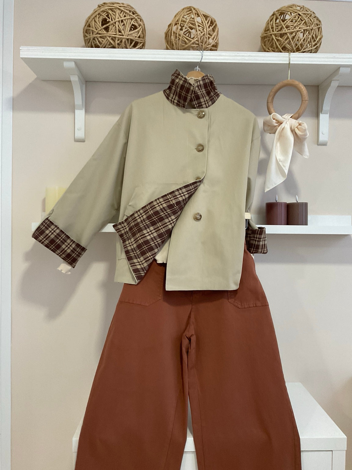 Gabardina Hepburn beige con solapas de cuadros y pantalón terracota