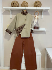 Gabardina Hepburn beige con forro de cuadros y pantalón ancho caldera