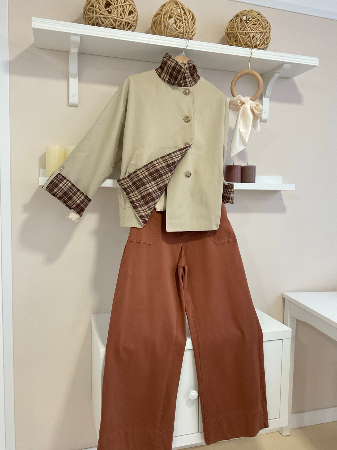 Vista lateral gabardina Hepburn beige y pantalón ancho