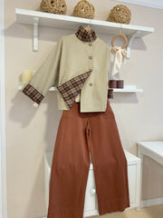 Vista lateral gabardina Hepburn beige y pantalón ancho