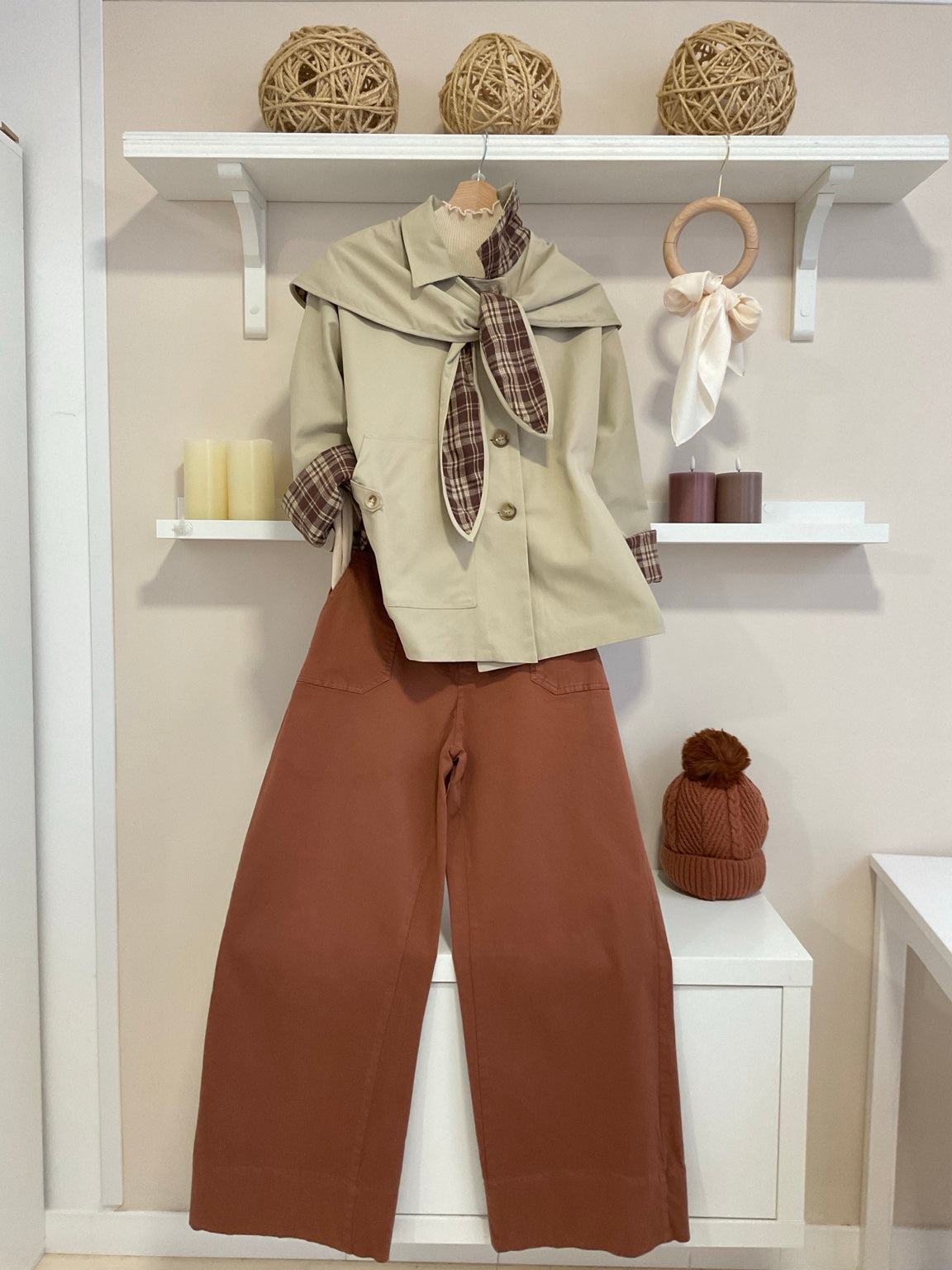 Look otoño con gabardina Hepburn beige y pantalón caldera