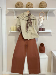 Look otoño con gabardina Hepburn beige y pantalón caldera