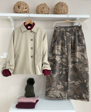 Taupe | Look Pantalón Militar Ryan con Gabardina Hepburn beige y camisa burdeos