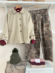 Taupe | Look Pantalón Militar Ryan con Gabardina Hepburn beige y camisa burdeos