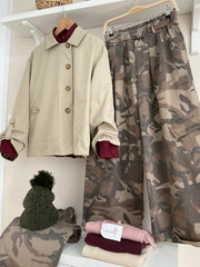 Taupe | Look Pantalón Militar Ryan con Gabardina Hepburn beige y camisa burdeos