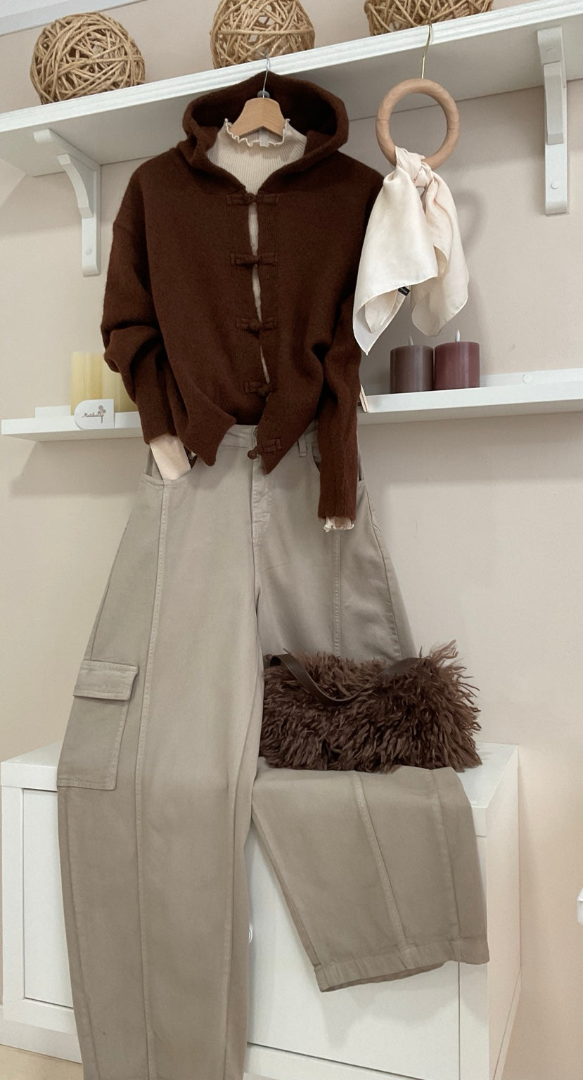 Look jersey con capucha marrón y pantalón cargo taupe