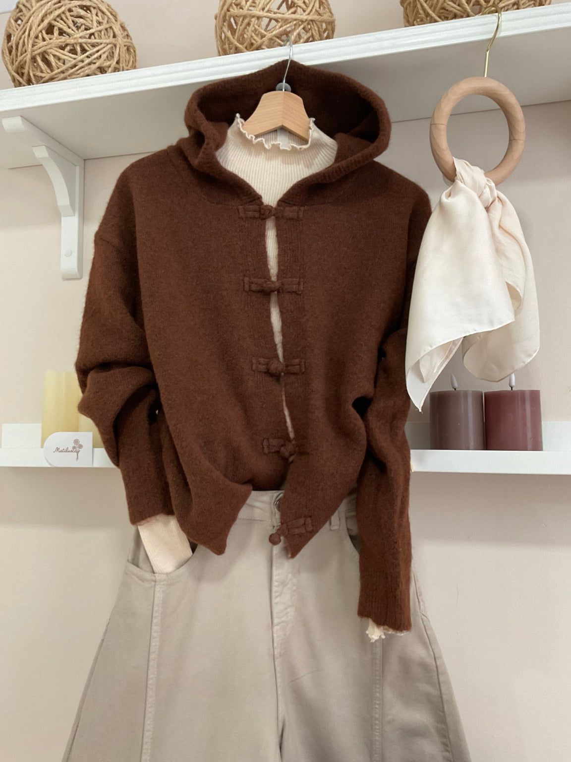 Look jersey con capucha marrón y pantalón cargo taupe