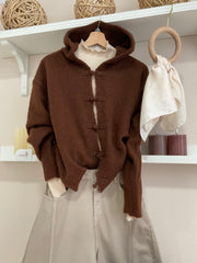 Look jersey con capucha marrón y pantalón cargo taupe