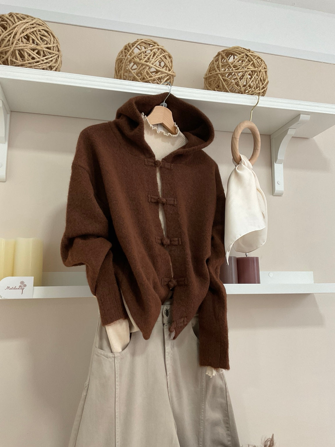 Look jersey con capucha marrón y pantalón cargo taupe
