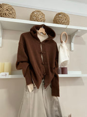 Look jersey con capucha marrón y pantalón cargo taupe