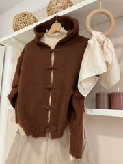Look jersey con capucha marrón y pantalón cargo taupe