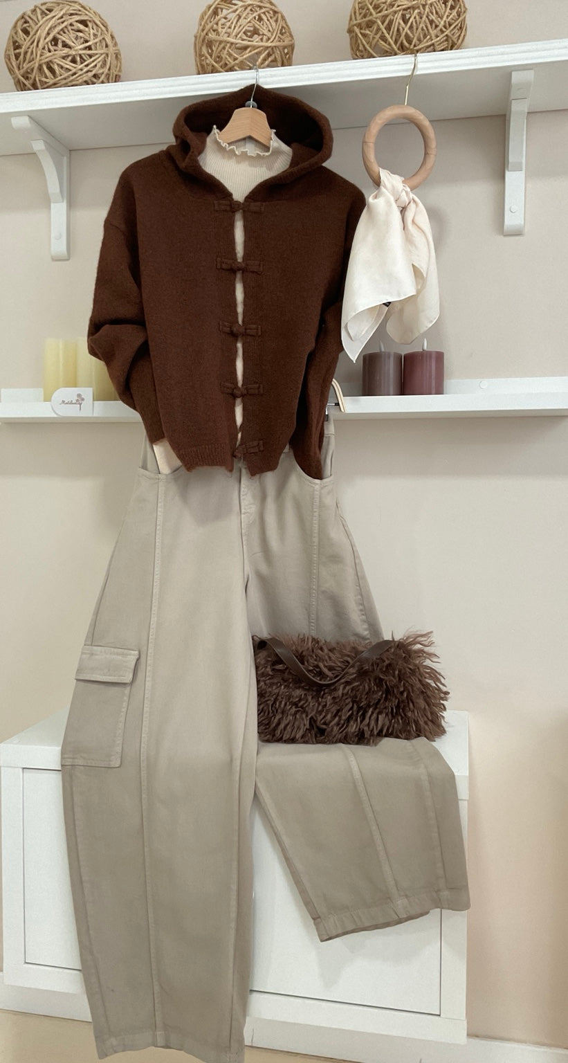 Look jersey con capucha marrón y pantalón cargo taupe