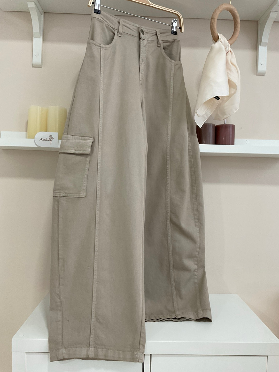 Pantalón cargo taupe — frontal