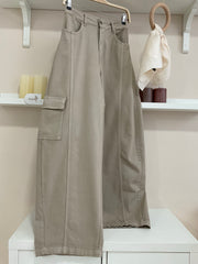 Pantalón cargo taupe — frontal