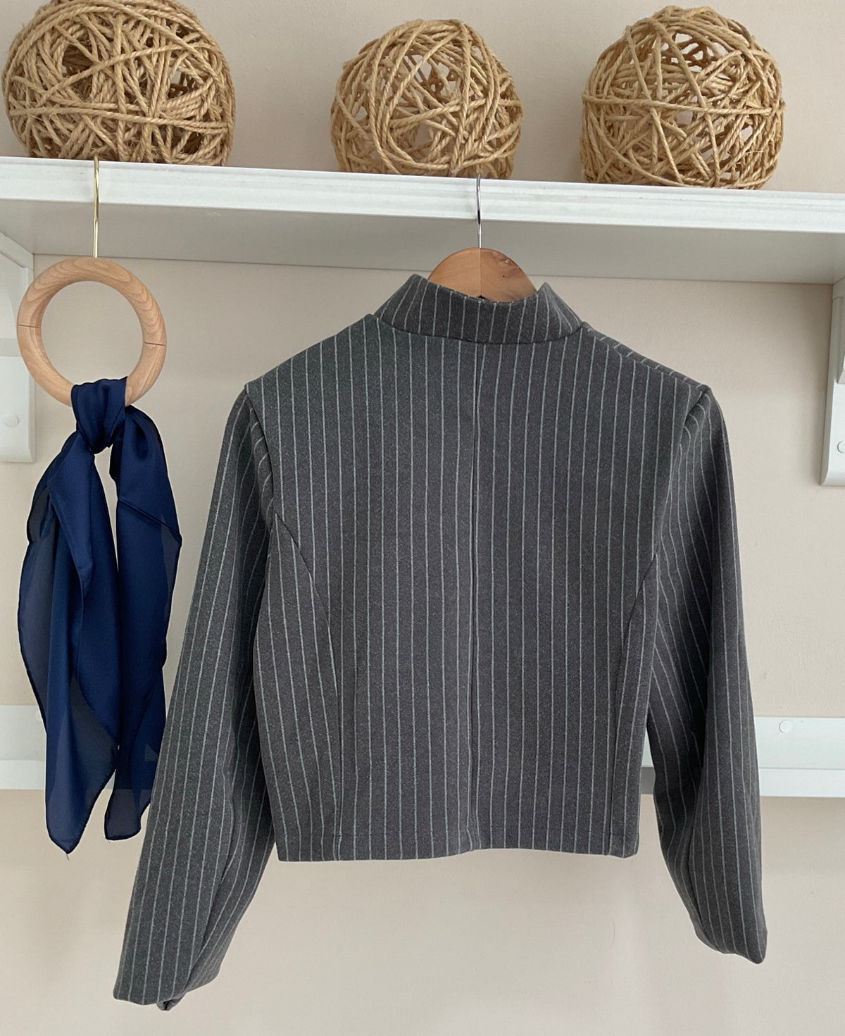 Americana Bosé cropped gris de raya diplomática - vista trasera