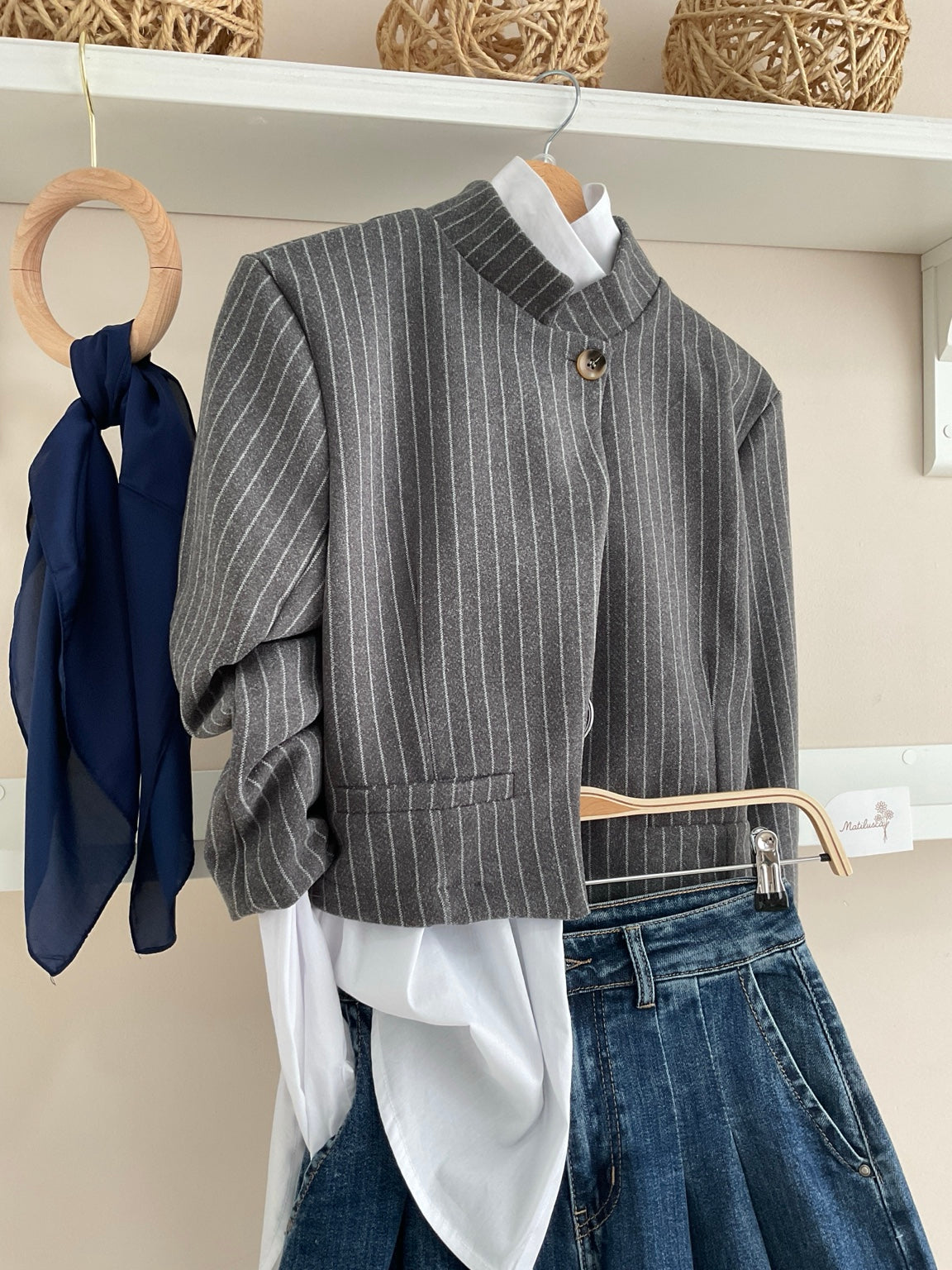Americana Bosé cropped gris de raya diplomática con Tejano Palazzo Pinzas Peñiscola