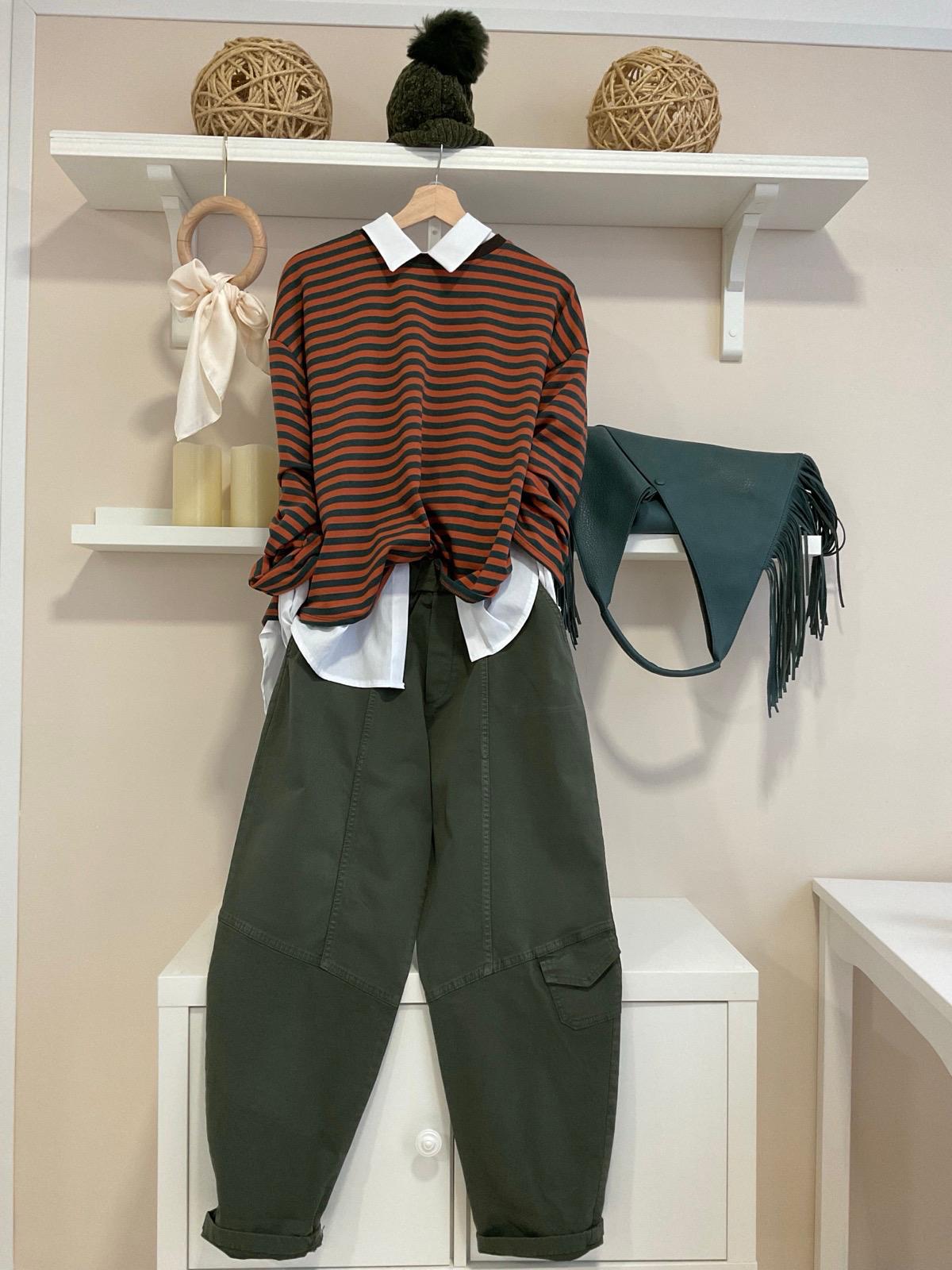 Look Camiseta Cobain Teja/Verde con pantalón caqui
