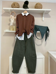 Look Camiseta Cobain Teja/Verde con pantalón caqui