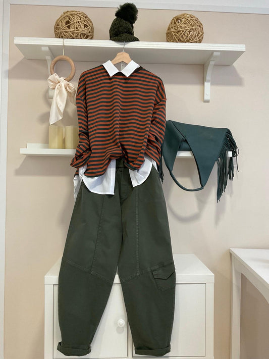 Look Camiseta Cobain Teja/Verde con pantalón caqui
